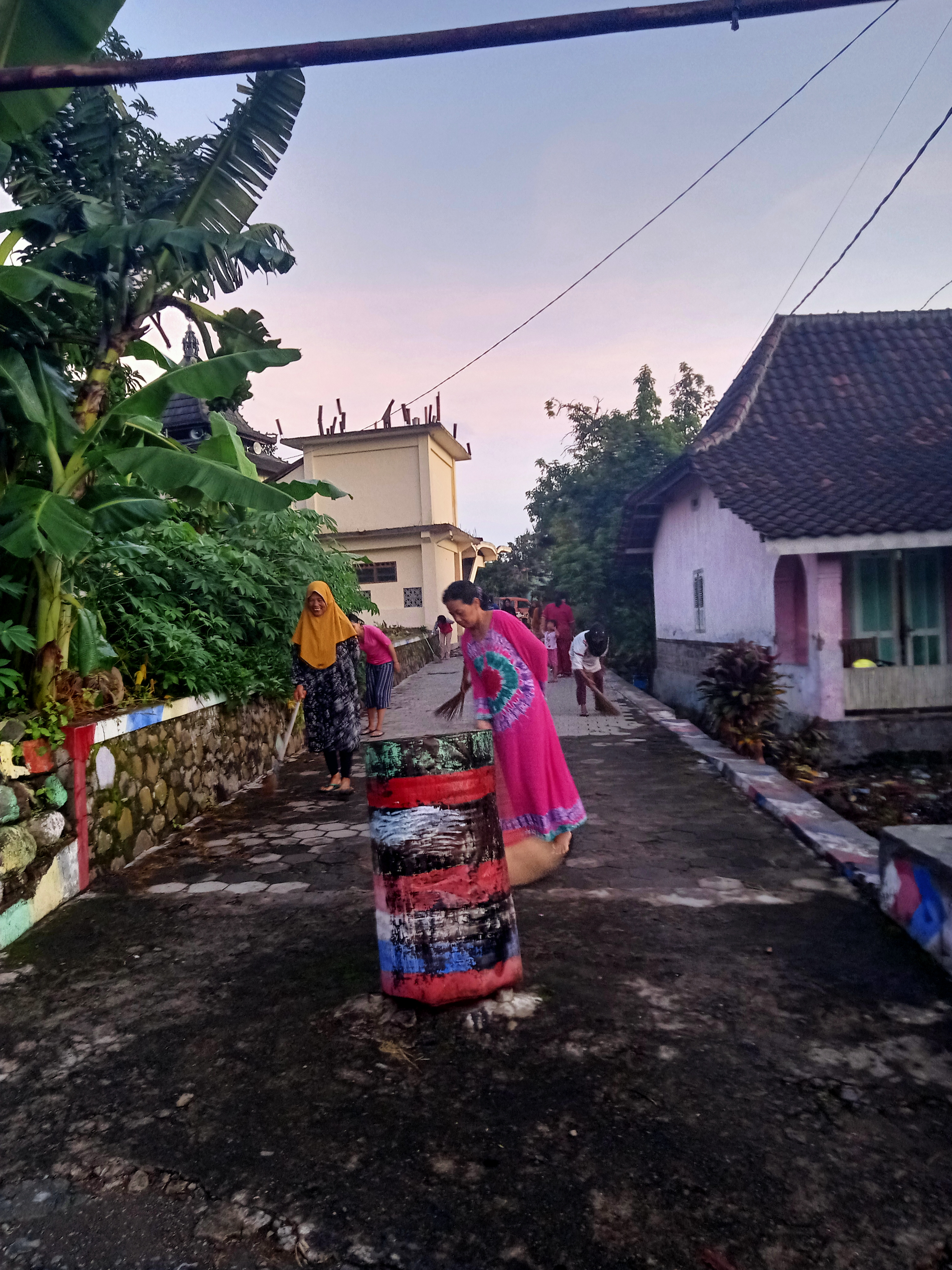 MINGGU BERSIH DI LINGKUNGAN RT 02 RW 03 DSUN MEDELAN