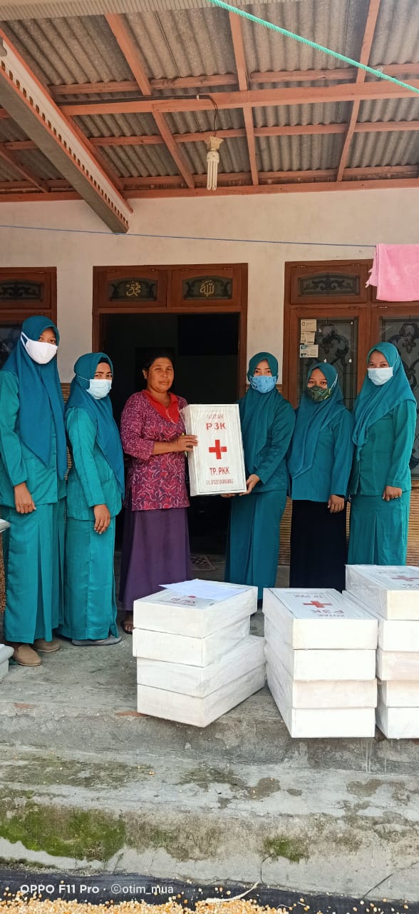 PENYALURAN BANTUAN KOTAK P3K DI RT 02 RW 02